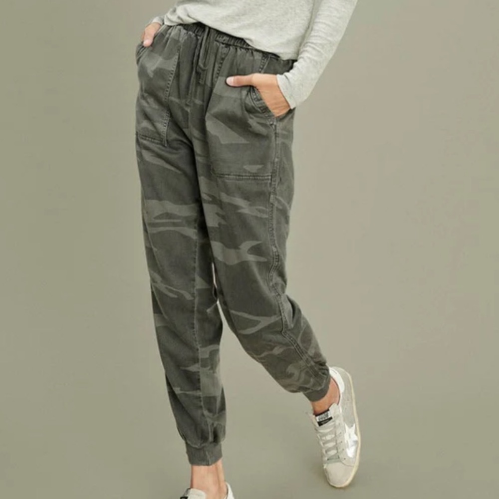 Splendid sateen lakeside jogger in camo